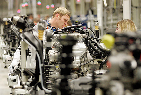 © Reuters/Alexander Natruskin Volkswagen Mitarbeiter begutachtet einen Motor