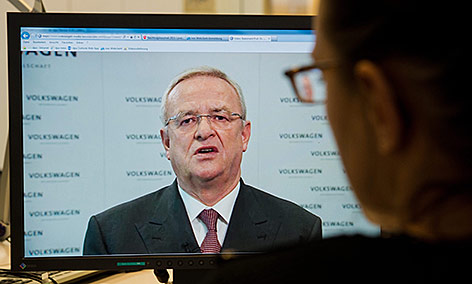 © APA/EPA/Julian Stratenschulte Ein Mann sieht sich am Monitor die Videobotschft von VW-Chef Winterkorn an