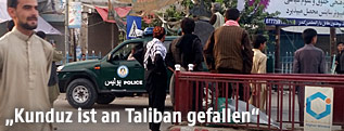 Taliban fahren in Kunduz mit einem Auto