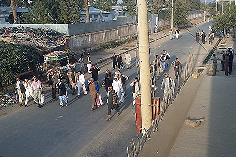 © AP/Hekmat Aimaq Aus Gefängnis befreite Taliban gehen durch eine Straße in Kunduz