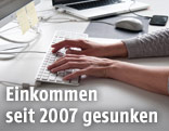 H&auml;nde auf einer Tastatur