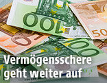 Geldscheine in einer Hand