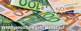 Geldscheine in einer Hand