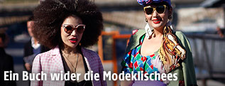 Modeaffine Frauen auf der Straße
