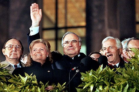 Außenminister Hans-Dietrich Genscher, Hannelore Kohl, Bundeskanzler Helmut Kohl und Präsident Richard von Weizsäcker am Tag der Wiedervereinigung Deutschlands am 3. Oktober 1990
