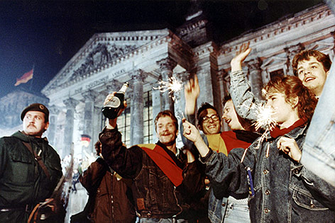 © AP/Diether Endliche Menschen feiern am 3. Oktober 1990 vor dem Berliner Reichstag