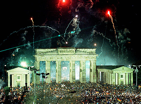 © Reuters/Wolfgang Rattay Feuerwerk beim Brandenburger Tor am 3. Oktober 1990