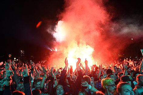 Fans der Toten Hosen zünden bengalische Feuer