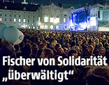 Besucher beim Konzert "Voices for Refugees" auf dem Heldenplatz in Wien