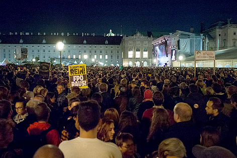 Besucher beim Konzert "Voices for Refugees" auf dem Heldenplatz in Wien