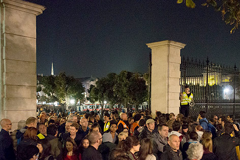 Besucher beim Konzert "Voices for Refugees" auf dem Heldenplatz in Wien