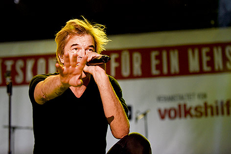 Sänger Campino von den Toten Hosen beim Konzert "Voices for Refugees" auf dem Heldenplatz in Wien