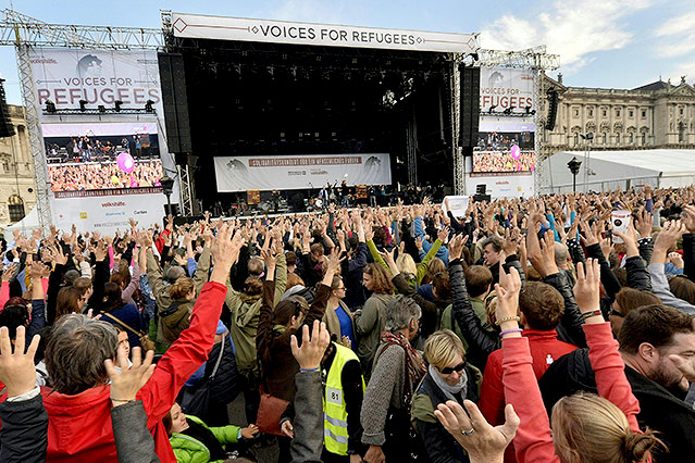 Besucher beim Konzert "Voices for Refugees" auf dem Heldenplatz in Wien