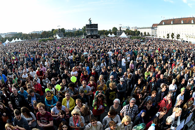 Besucher beim Konzert "Voices for Refugees" auf dem Heldenplatz in Wien