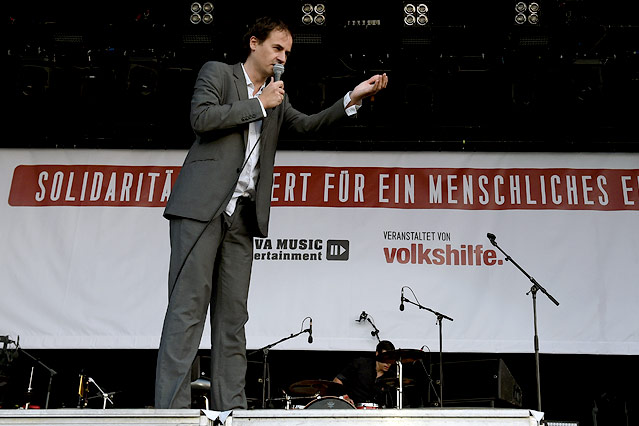 Sänger Franz Adrian Wenzl von der Band Kreisky beim Konzert "Voices for Refugees" auf dem Heldenplatz in Wien