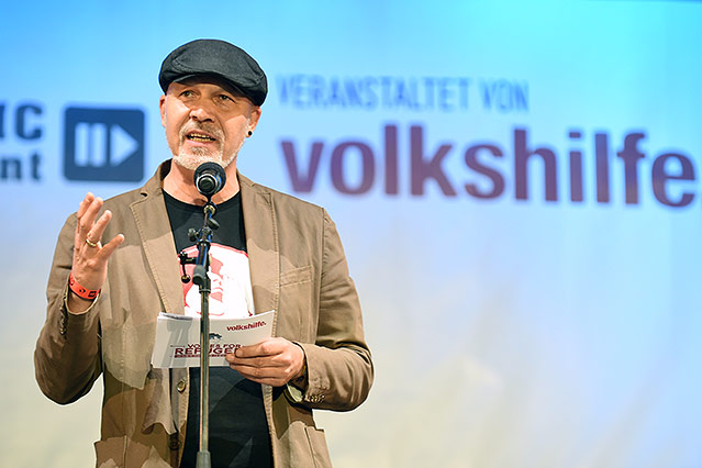 Volkshilfe-Direktor Erich Fenninger während einer Rede beim Konzert "Voices for Refugees" auf dem Heldenplatz in Wien