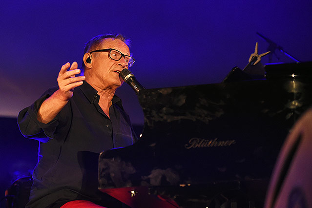 Konstantin Wecker beim Konzert "Voices for Refugees" auf dem Heldenplatz in Wien