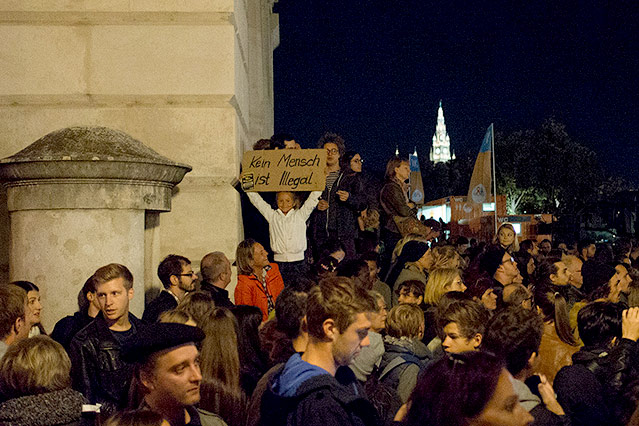 Besucher beim Konzert "Voices for Refugees" auf dem Heldenplatz in Wien