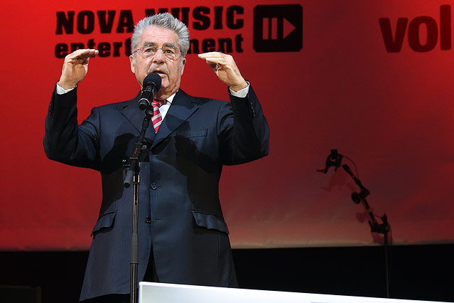 Bundespräsidnet Heinz Fischer während einer Rede beim Konzert "Voices for Refugees" auf dem Heldenplatz in Wien