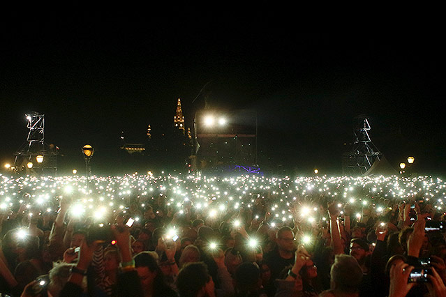 Lichtermeer beim Konzert "Voices for Refugees" auf dem Heldenplatz in Wien