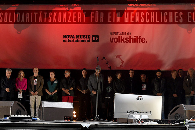 Schweigeminute während des Konzerts "Voices for Refugees" auf dem Heldenplatz in Wien