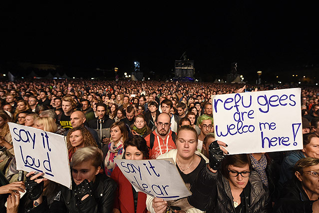 Besucher beim Konzert "Voices for Refugees" auf dem Heldenplatz in Wien