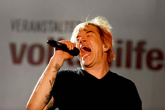 Sänger Campino von den Toten Hosen beim Konzert "Voices for Refugees" auf dem Heldenplatz in Wien