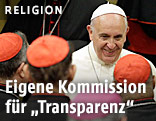 Papst Franziskus mit Kardin&auml;len