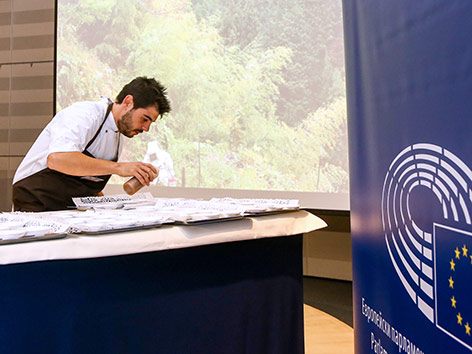 © EP/European Union 2015 Roberto Flore beim Zubereiten der Speisen