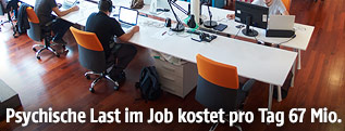 Leerer Schreibtisch in einem Gro&szlig;raumb&uuml;ro