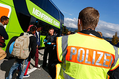Deutsche Polizisten kontrollieren an der deutsch-österreichischen Grenze