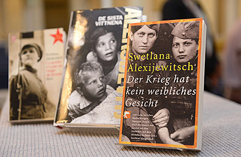 © APA/AFP/Jonathan Nackstrand Bücher von Swetlana Alexijewitsch