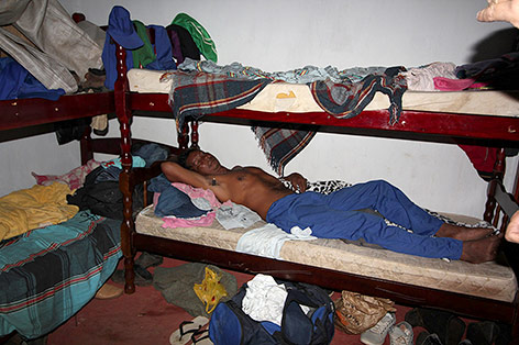 Farmarbeiter liegt in einem Stockbett