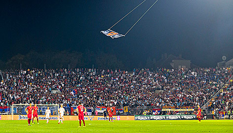© APA/EPA/Srdjan Suik Drohne mit Flagge über Fußballfeld
