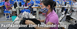 N&auml;herin in einer vietnamesischen Textilfabrik