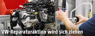 Automechaniker arbeitet am VW-Motor