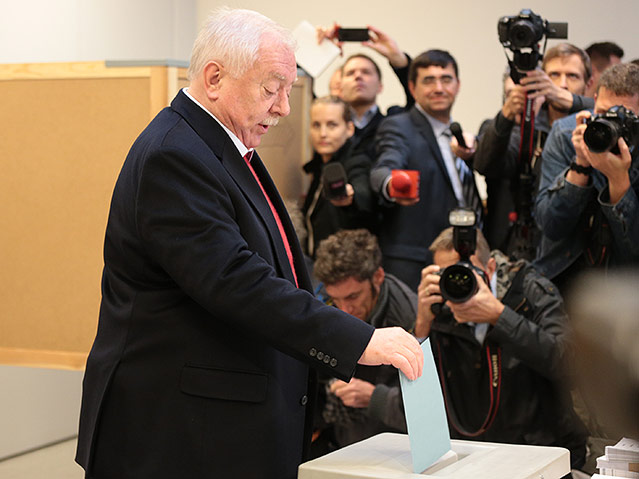 © ORF.at/Peter Pfeiffer Michael Häupl (SPÖ) während der Stimmabgabe