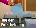 Wahlkuvert wird in Urne geworfen