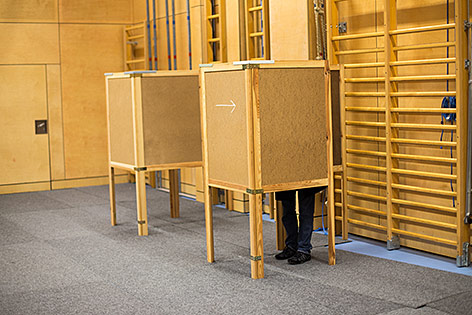 © ORF.at/Zita Klimek Wahlkabinen in einem Turnsaal