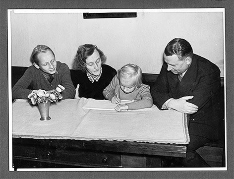 Archivbild von Sohn Lasse, Astrid Lindgren, Tochter Karin und Sture Lindgren