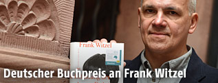 Franz Witzel hält ein Buch in der Hand
