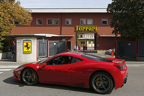 © Reuters/Stefano Rellandini Ein Ferrari vor der Fabrik in Maranello