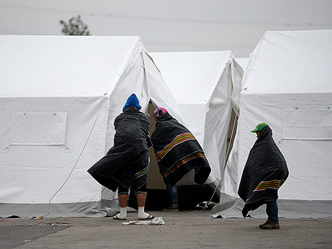 © APA/Roland Schlager Flüchtlinge am Parkplatz des alten Grenzstation in Nickelsdorf