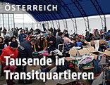 Fl&uuml;chtlinge in einer Halle in Nickelsdorf