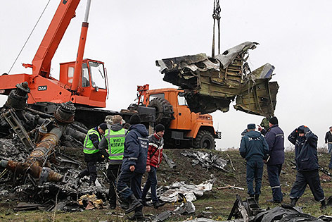 © APA/EPA/Alexander Ermochenko Wrackteile der MH17 werden geborgen