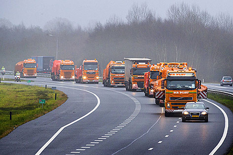 © EPA/VINCENT JANNINK Lkw-Konvoi bringt Wrackteile von der Ukraine nach Niederlande