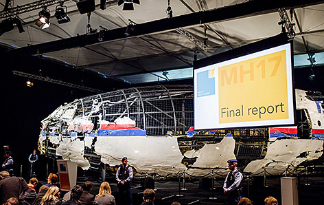 © APA/EPA/Robin van Lokhuisen Aus gefundenen Wracktielen rekonstrierter Flugzeugkörper der MH17