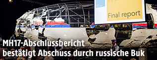 Aus gefundenen Wracktielen rekonstrierter Flugzeugkörper der MH17