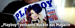 Man liest eine Ausgabe des "Playboy"