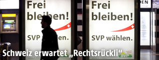 Silhouette vor Wahlplakat der SVP
